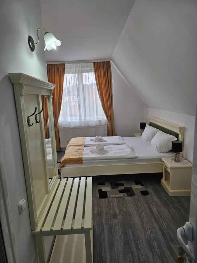 Palas Boutique Segesvár Szoba fotó